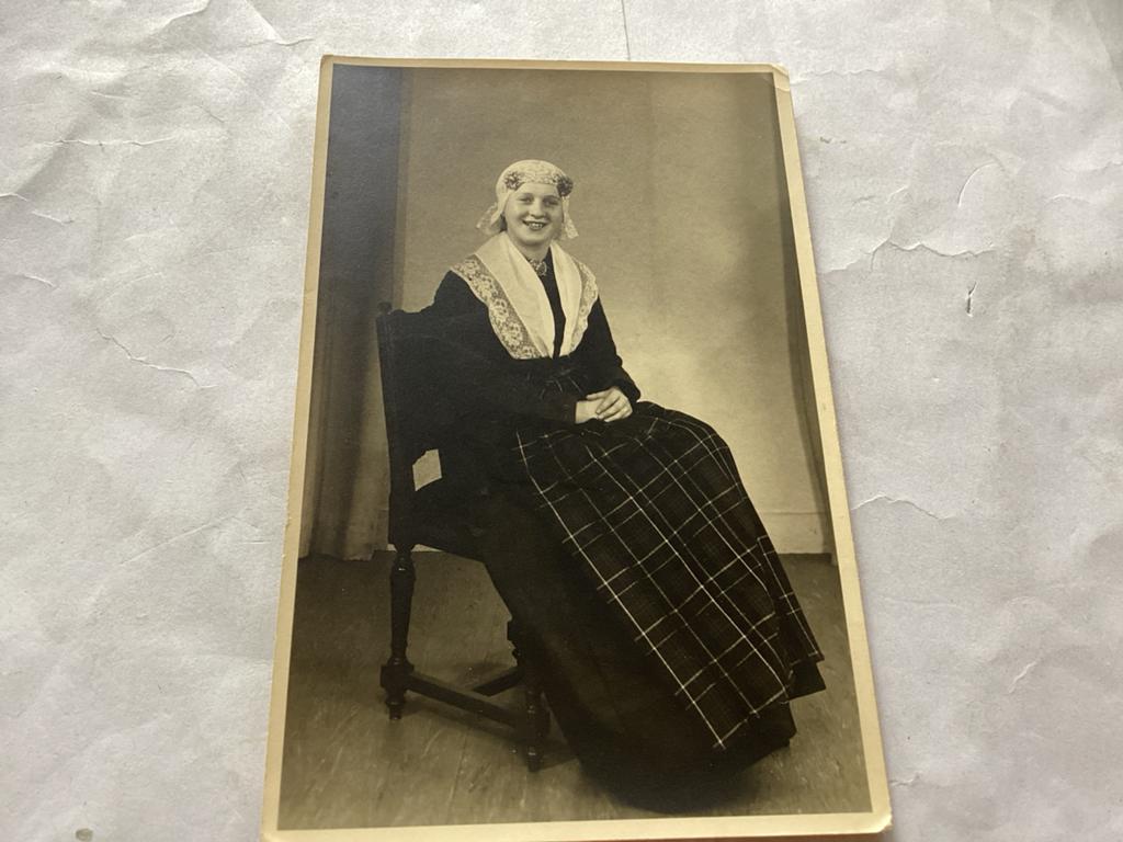 Vintage foto van vrouw in klederdracht, Gebruikt, Foto, Klederdracht, Ophalen of Verzenden