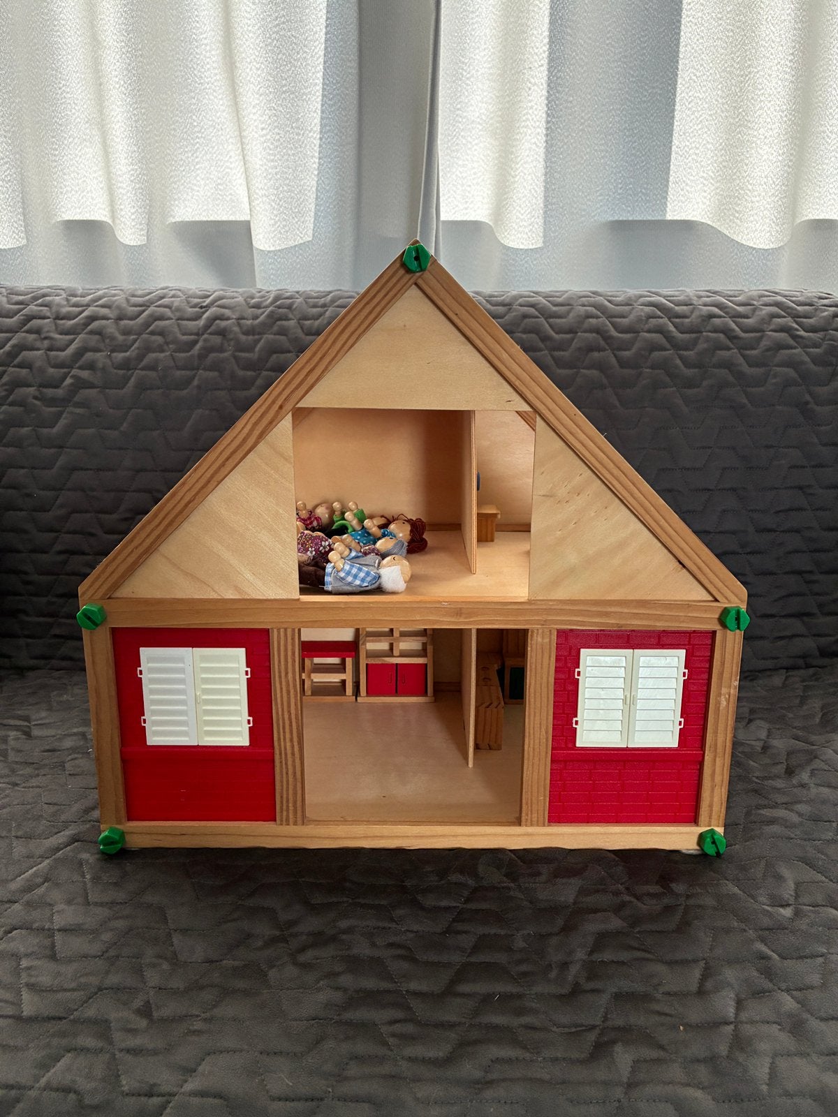 Houten poppenhuis met meubels en buigpoppetjes, Ophalen, Zo goed als nieuw, Poppenhuis