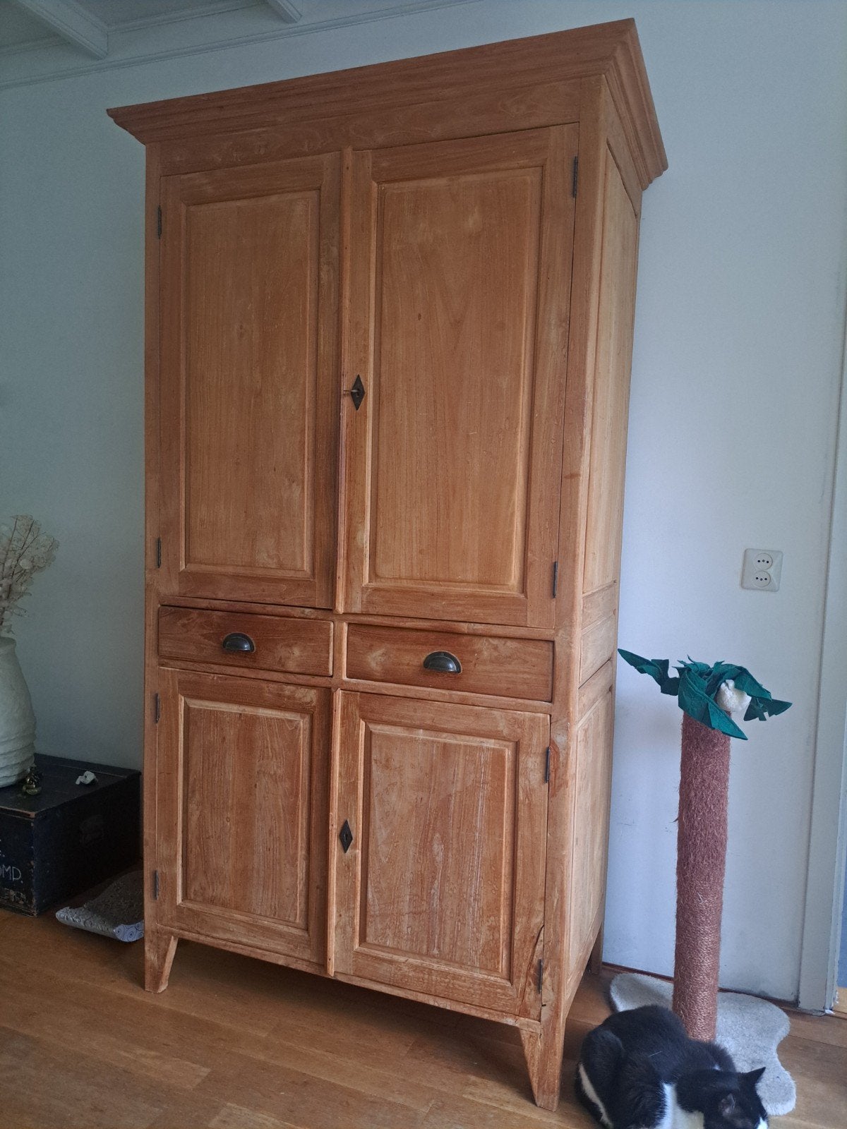 Massief houten kast met 4 deuren en 2 lades, Antiek en Kunst, Antiek | Meubels | Kasten, Ophalen
