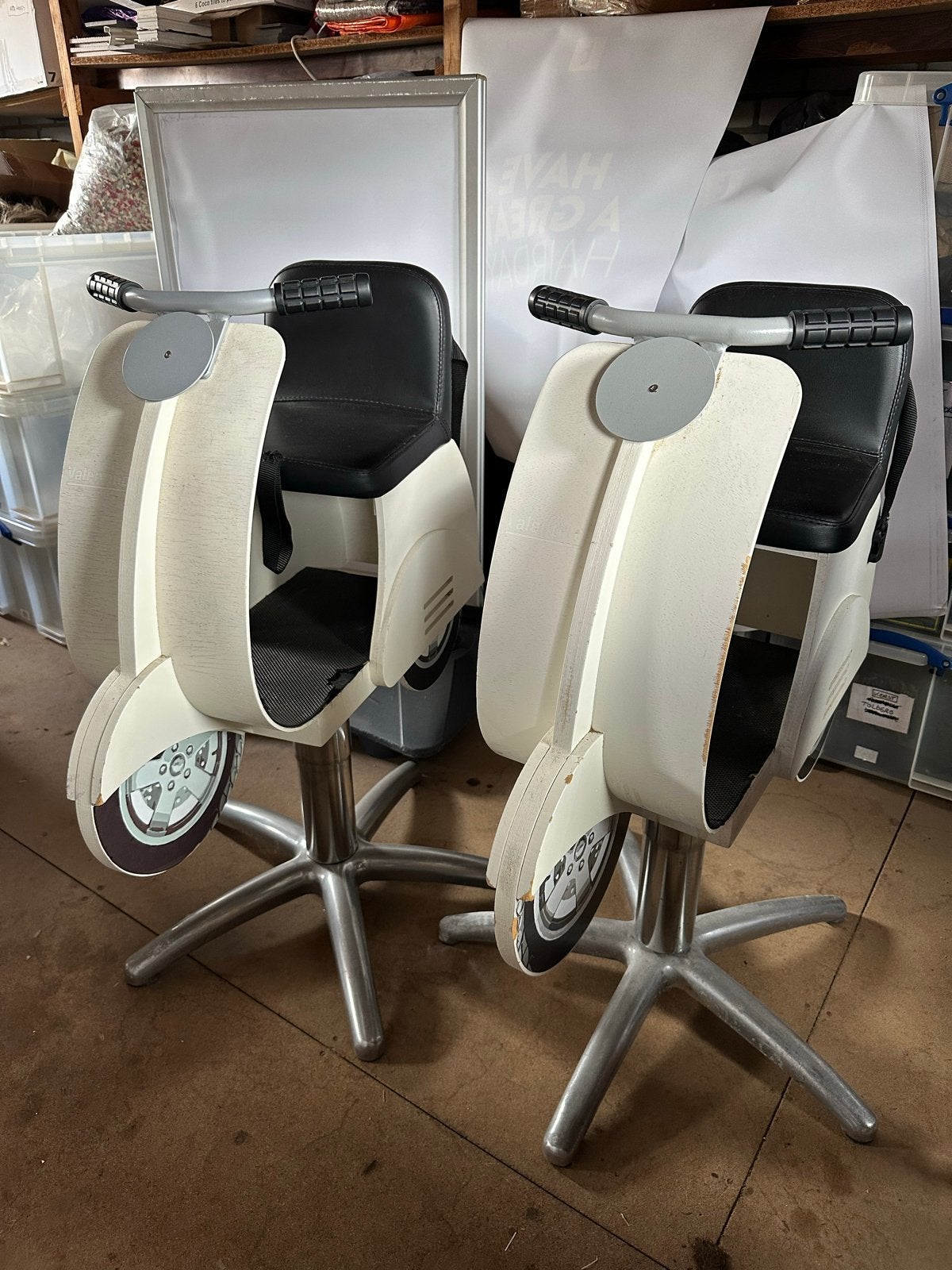 Unieke kappers stoelen - Vespa look a like - gebruikt - 2 st, Huis en Inrichting, Stoelen, Ophalen, Gebruikt, Twee, Wit