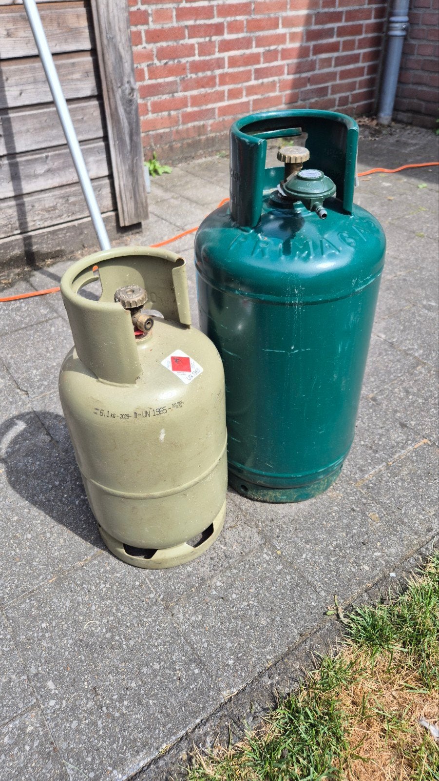2 gasflessen met vulling en en 1 incl. koppeling, Ophalen