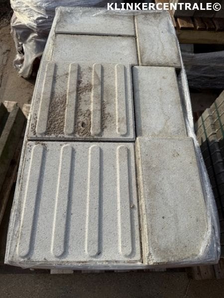 39 stuks wit betontegels 30x15x4,5cm halve stoep/tuintegels