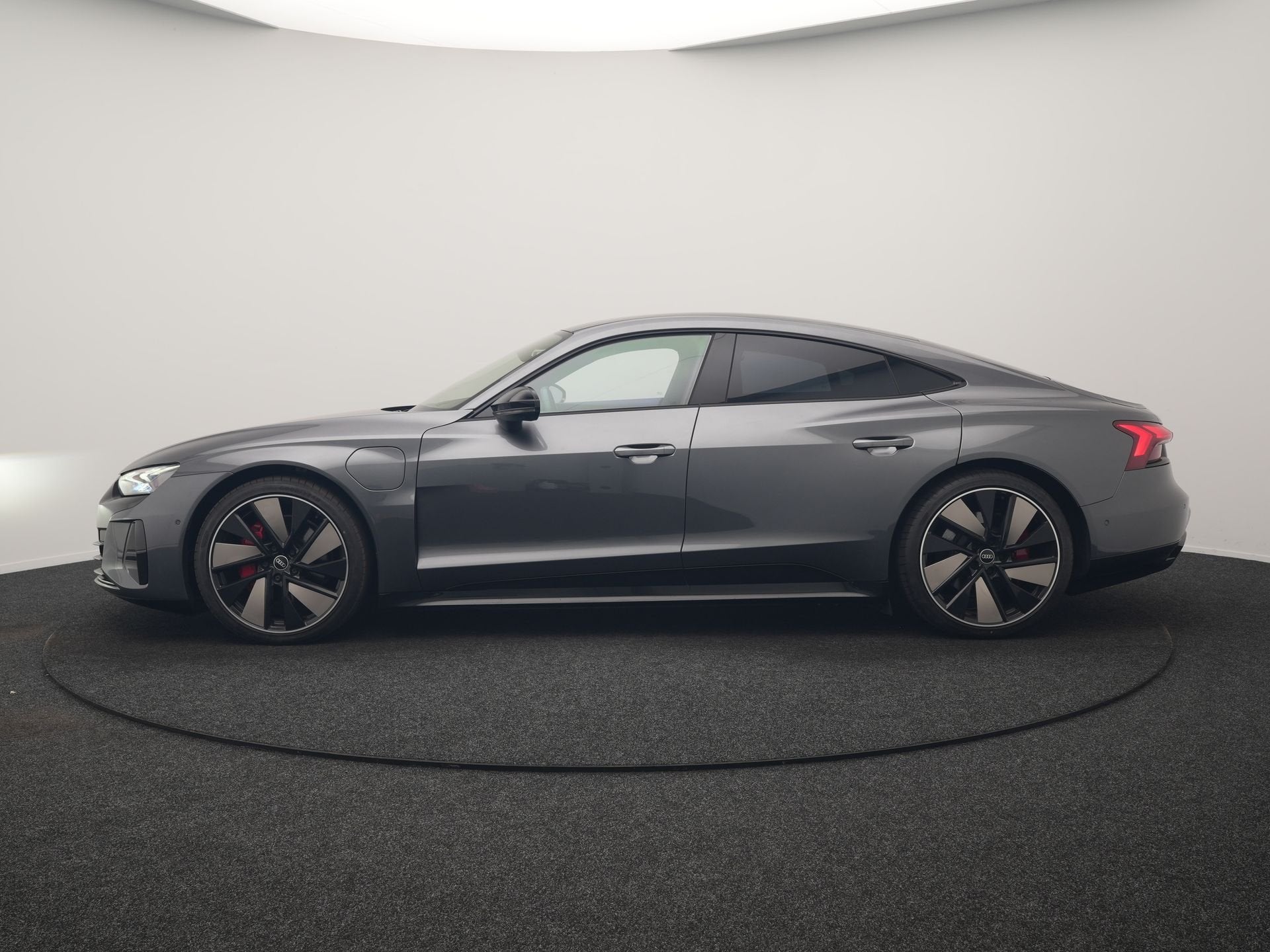 Audi e-tron GT 93 kWh 476pk Dealer O.H | Panodak | Head Up |, Automaat, 93 kWh, Vierwielaandrijving, Zilver of Grijs