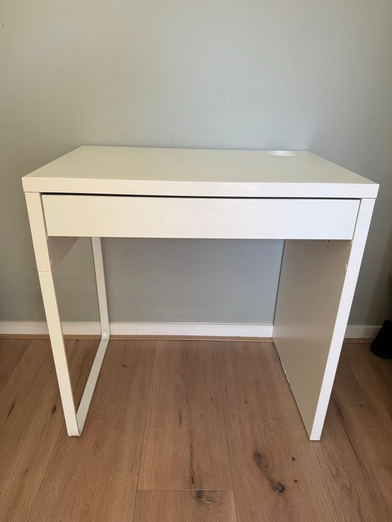 Bureau MICKE IKEA, Ophalen, Met lades, Spaanplaat of MDF, Zo goed als nieuw