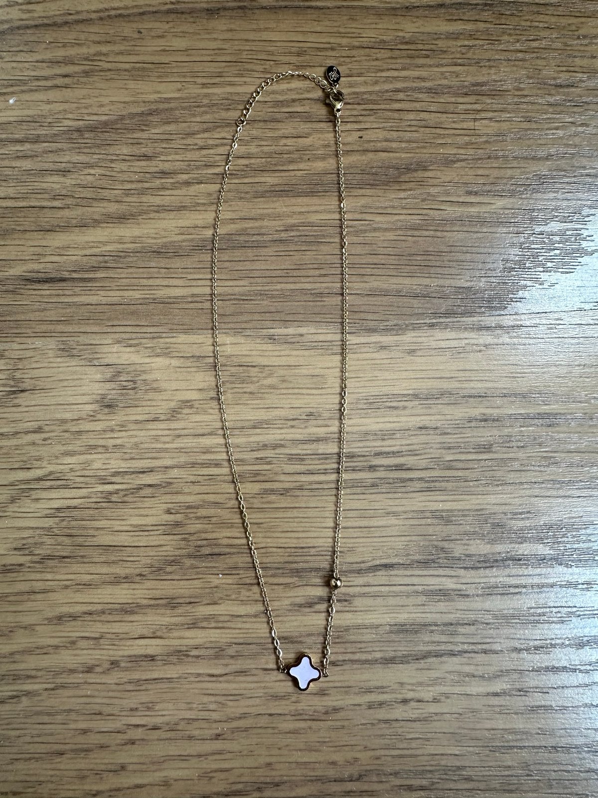 Goudenkleurige ketting met roze hanger, Ophalen of Verzenden, Zo goed als nieuw, Goud, Overige materialen