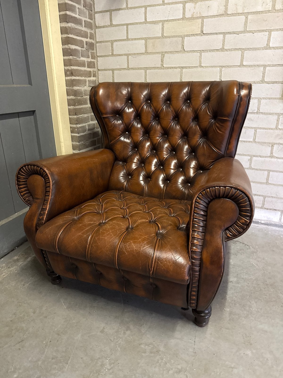 Chesterfield fauteuil, bruin leer, button seat, Huis en Inrichting, Ophalen, Gebruikt, Leer, 75 tot 100 cm