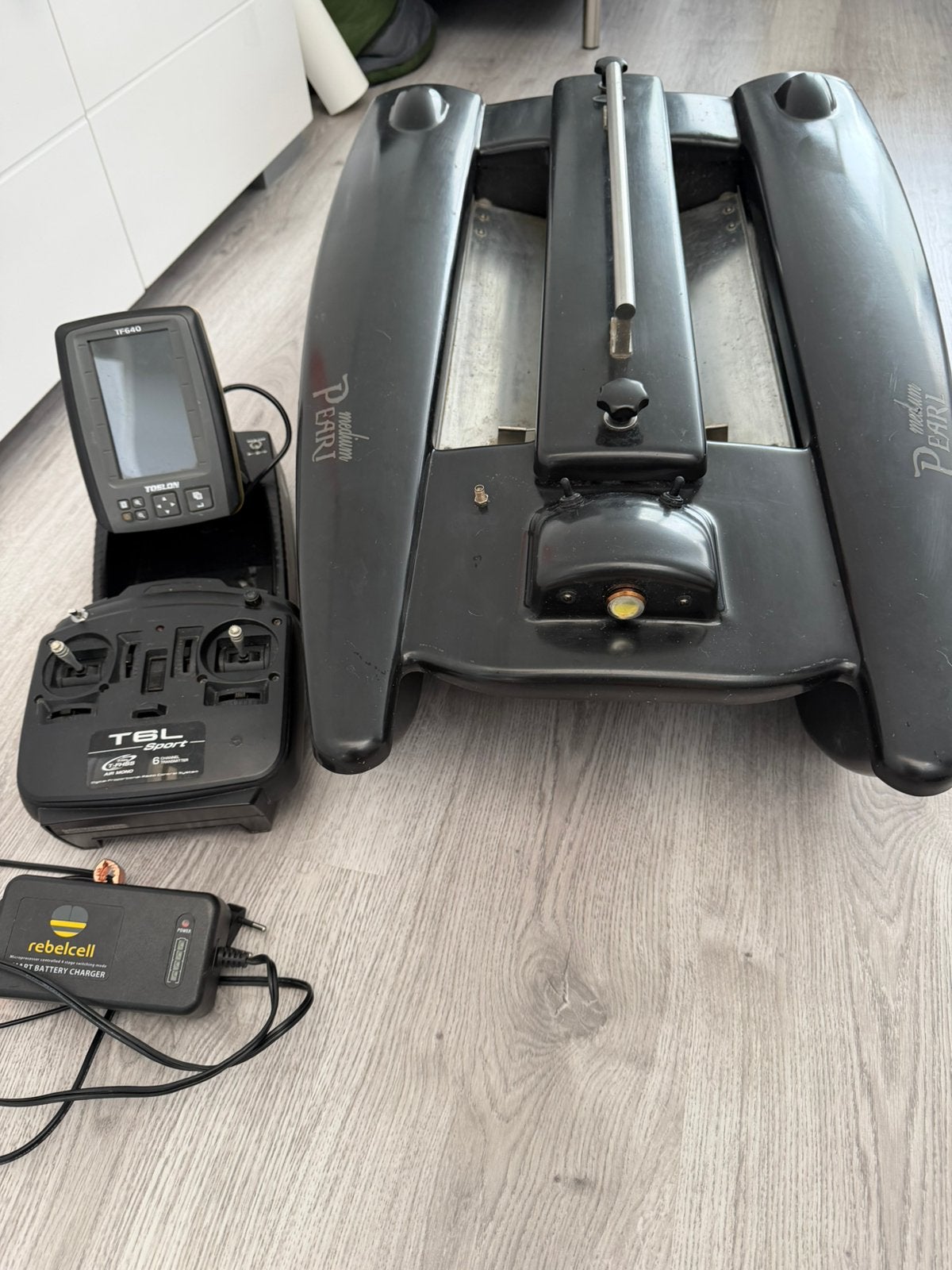 Medium pearl voerboot + toslon tf640 dieptemeter + gps, Watersport en Boten, Hengelsport | Karpervissen, Ophalen of Verzenden