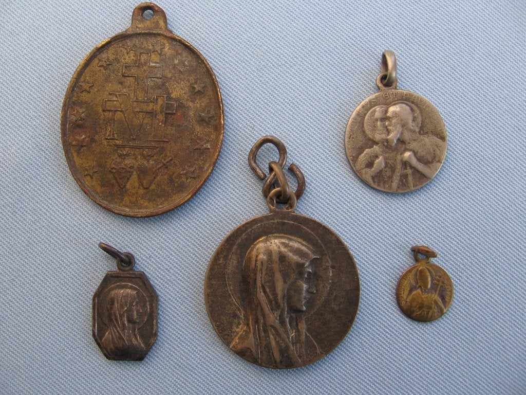 Religieuze scapuliertjes - ca. 1900 - bodemvondsten, Antiek en Kunst, Antiek | Religie, Ophalen of Verzenden