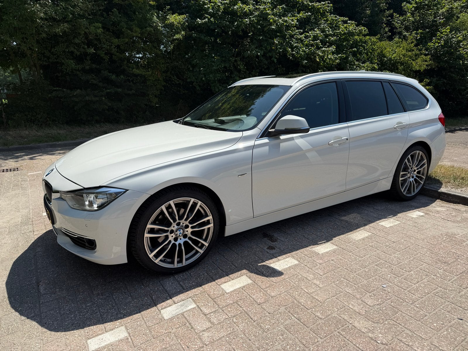 BMW 316i Touring Luxury | Automaat | Panorama |Harman Kardon, Automaat, Achterwielaandrijving, Lichtsensor, 4 cilinders