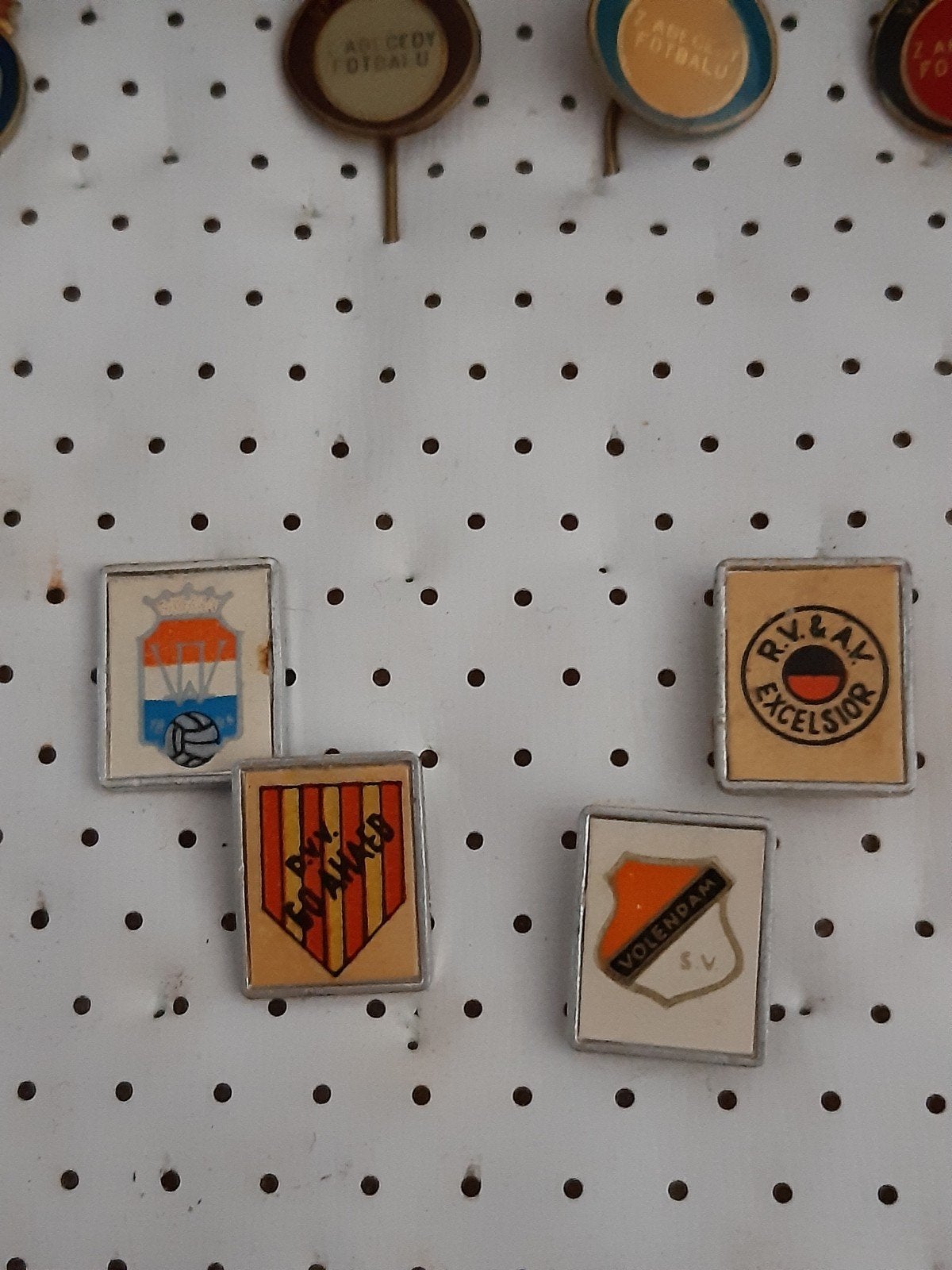 4 Speldjes club logo's, Ophalen of Verzenden, Zo goed als nieuw, Sport, Speldje of Pin