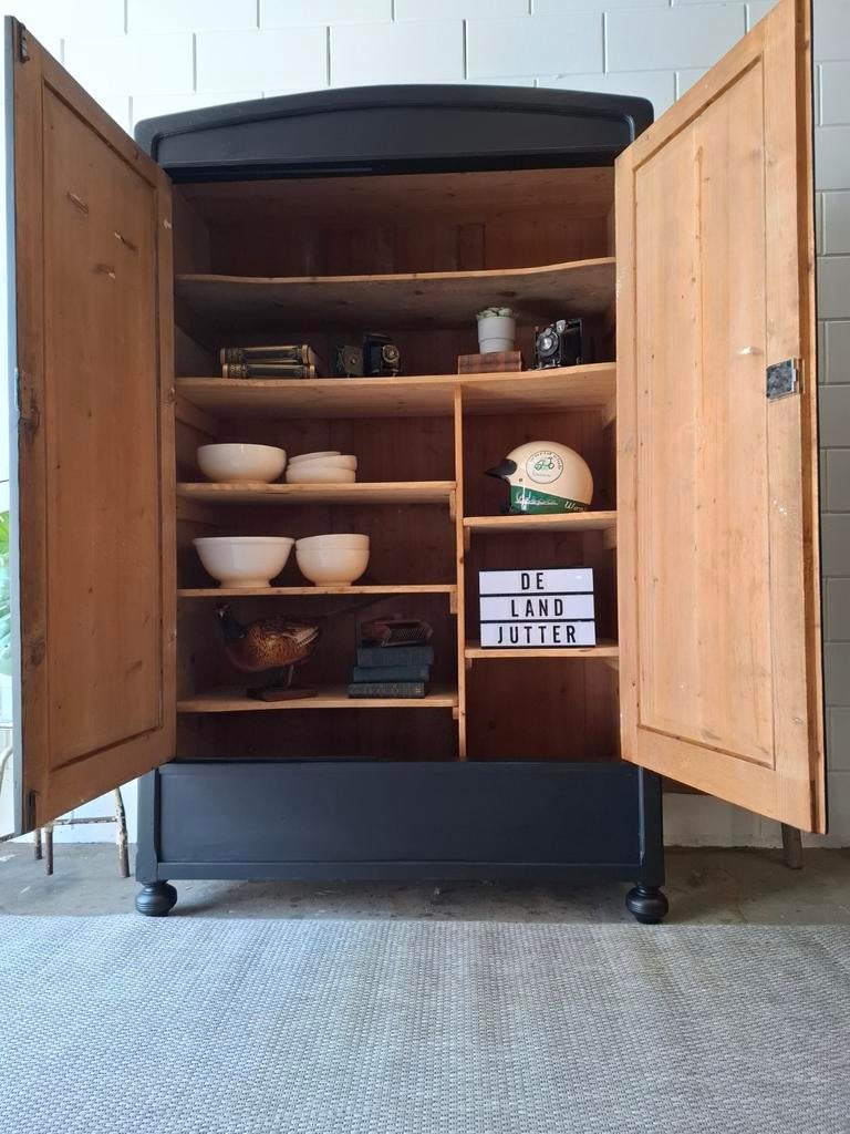 Vintage/Brocante zwarte kloosterkast, Antieke houten kast, Antiek en Kunst, Antiek | Meubels | Kasten, Ophalen of Verzenden