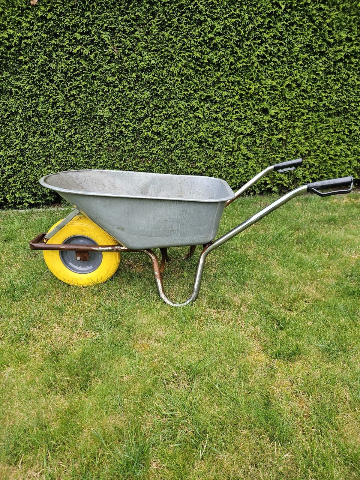 IJzeren kruiwagen met massieve band., Ophalen, Gebruikt