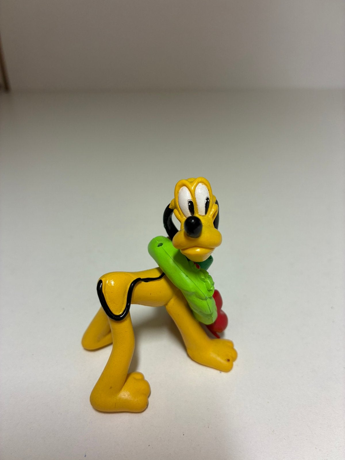 Disney Pluto met Kerstkrans, Verzamelen, Ophalen of Verzenden, Goofy of Pluto, Zo goed als nieuw, Beeldje of Figuurtje