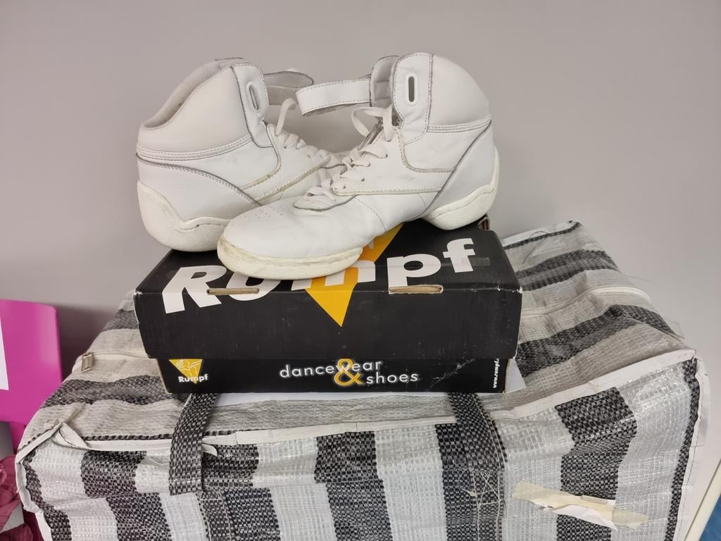 Partij 24 paar witte Rumpf Dance sneakers, Ophalen, Schoenen