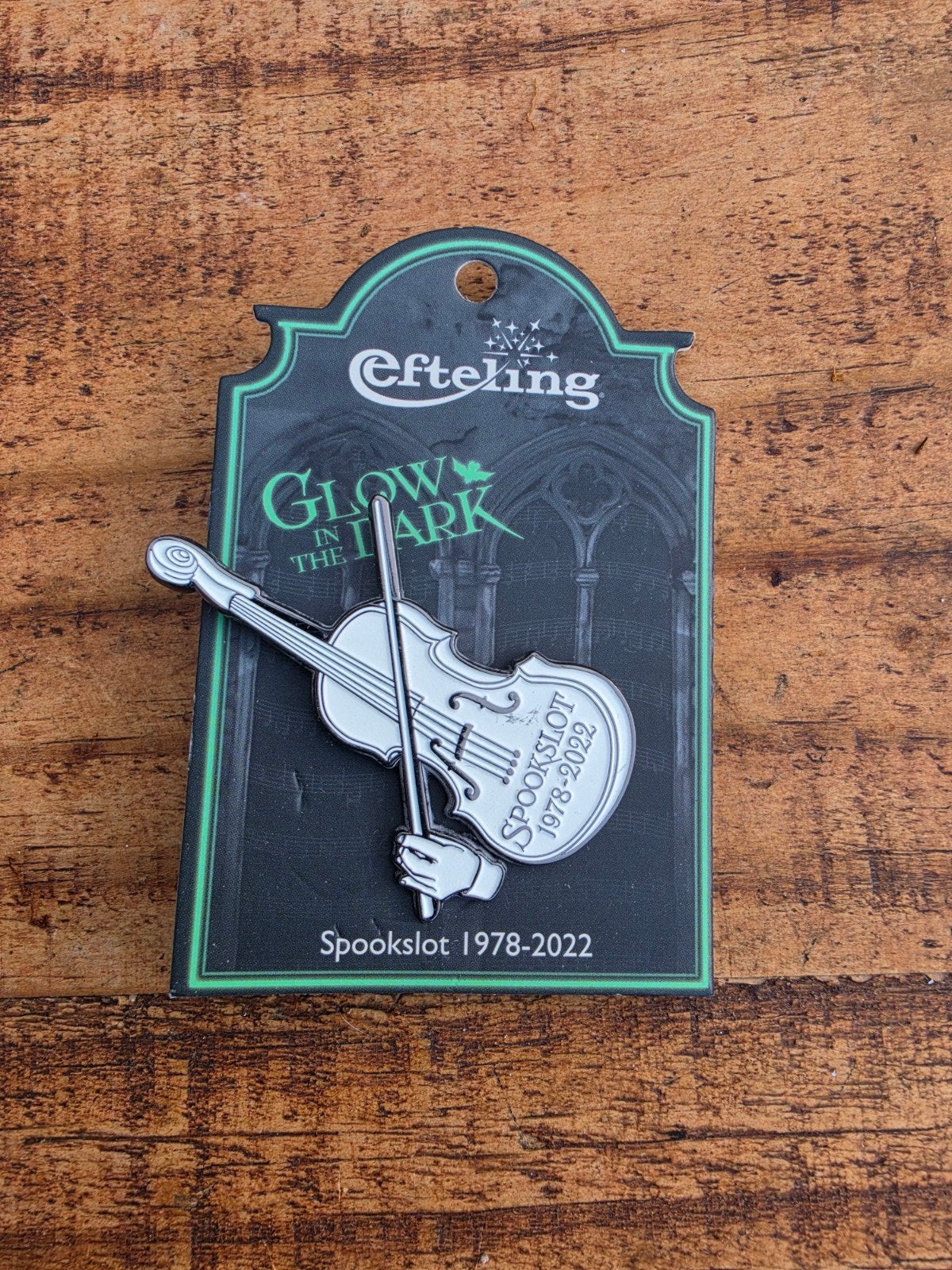 Efteling Spookslot Glow in the Dark Viool Pin 1978-2022, Verzamelen, Efteling, Ophalen of Verzenden, Nieuw, Button of Speldje