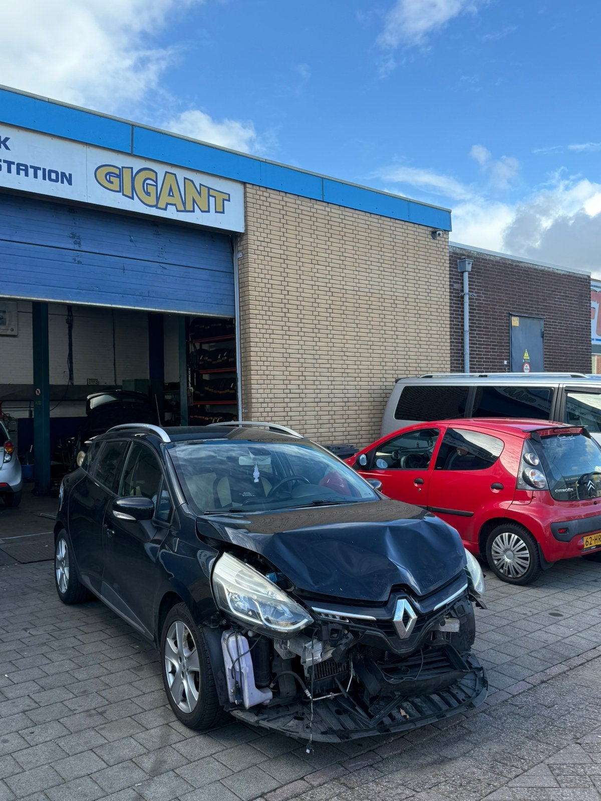 SCHADE RENAULT CLIO 2014 0,9 TURBO AIRCO APK, Ophalen, 898 cc, Renault, Zwart