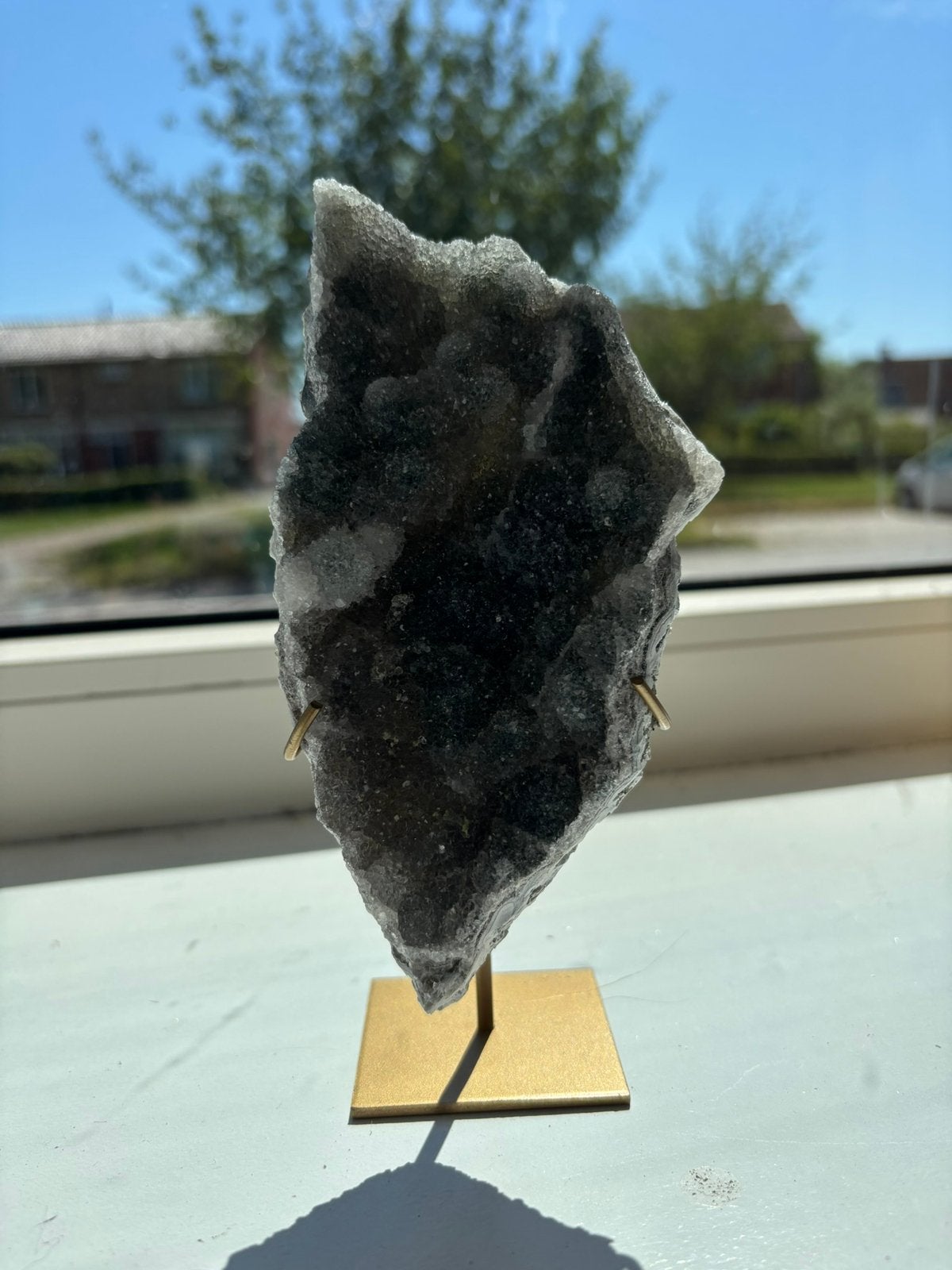 Donkergrijze Zeoliet Cluster op standaard – 313 gram, Verzamelen, Ophalen of Verzenden