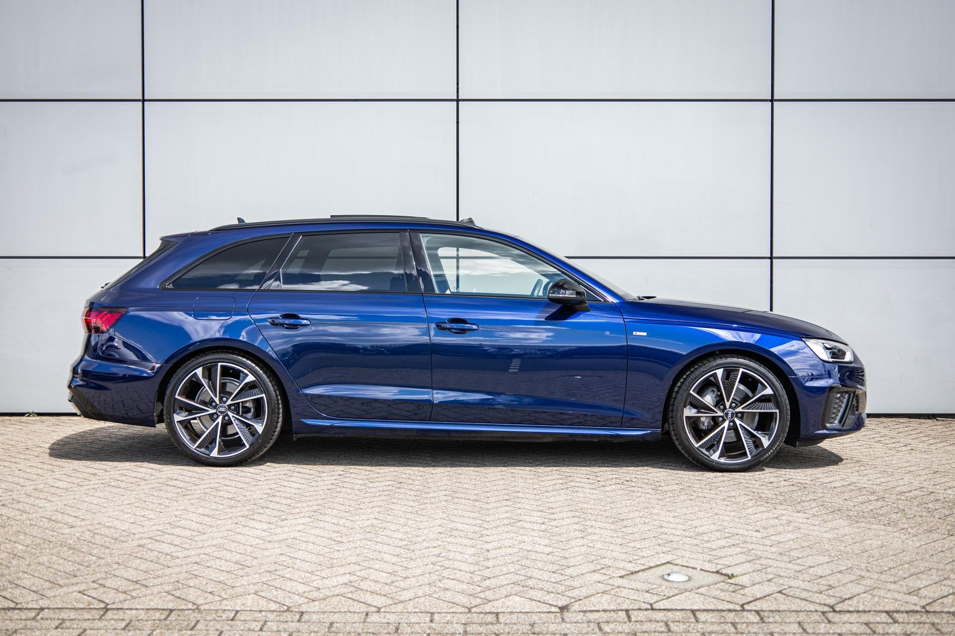 Audi A4 Avant 40 TFSI 204pk S Edition Competition | Panorama, Auto's, Audi, Gebruikt, 4 cilinders, 1984 cc, Blauw