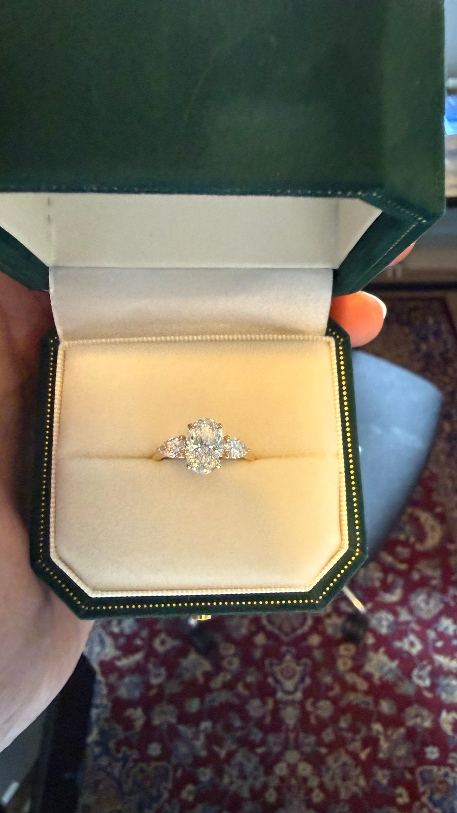 Prachtige Gouden Ring met Ovaal Geslepen Diamant en Zijstene, Sieraden, Tassen en Uiterlijk, Ophalen of Verzenden, Met edelsteen