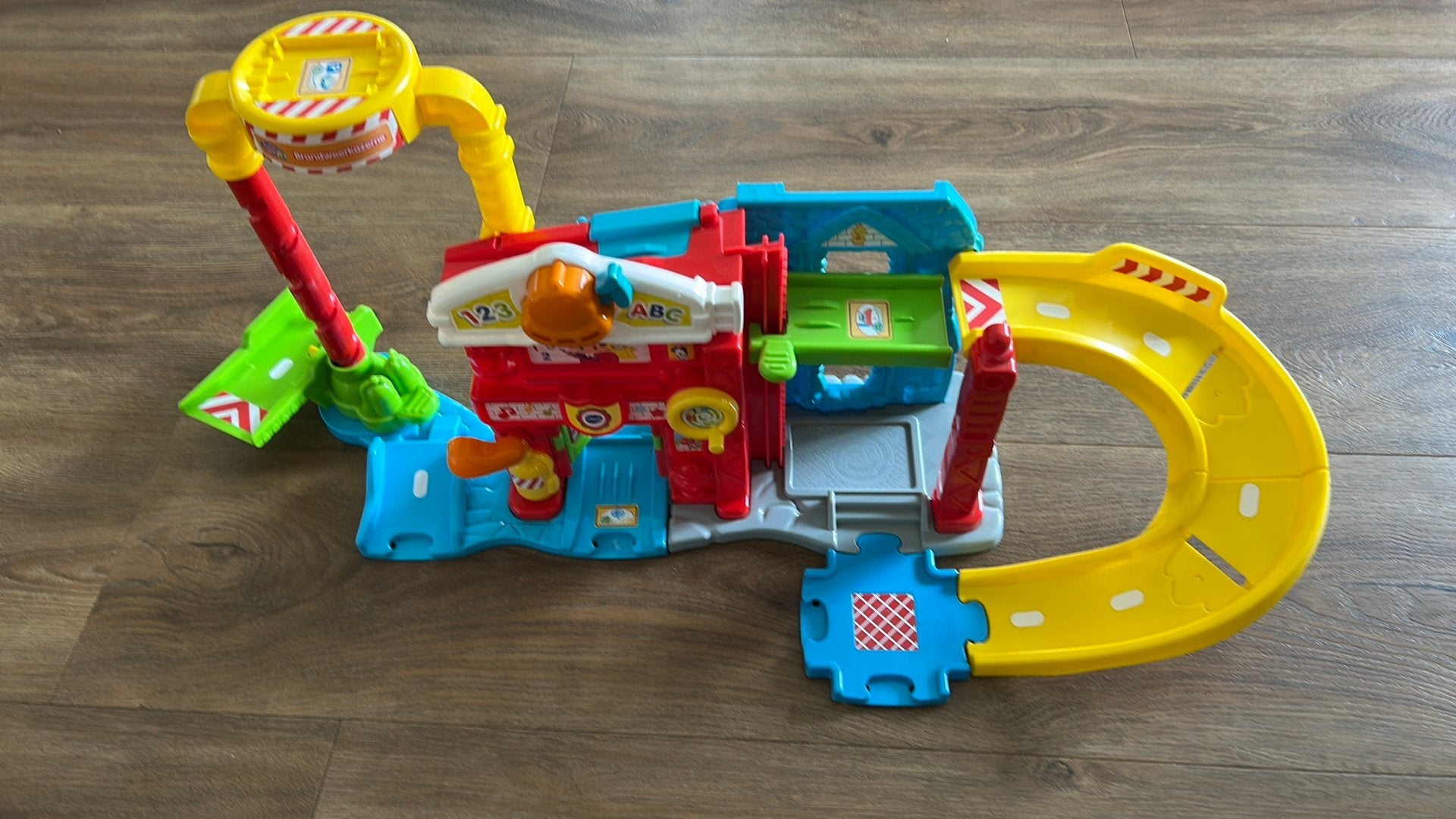 VTech Toet Toet Auto's Garage met extra baanstukken, Kinderen en Baby's, Speelgoed | Speelgoedvoertuigen, Ophalen of Verzenden