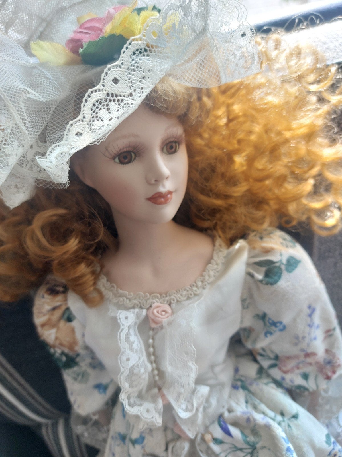 Vintage porseleinen pop met krullend haar en bloemenjurk, Verzamelen, Ophalen of Verzenden, Gebruikt, Pop