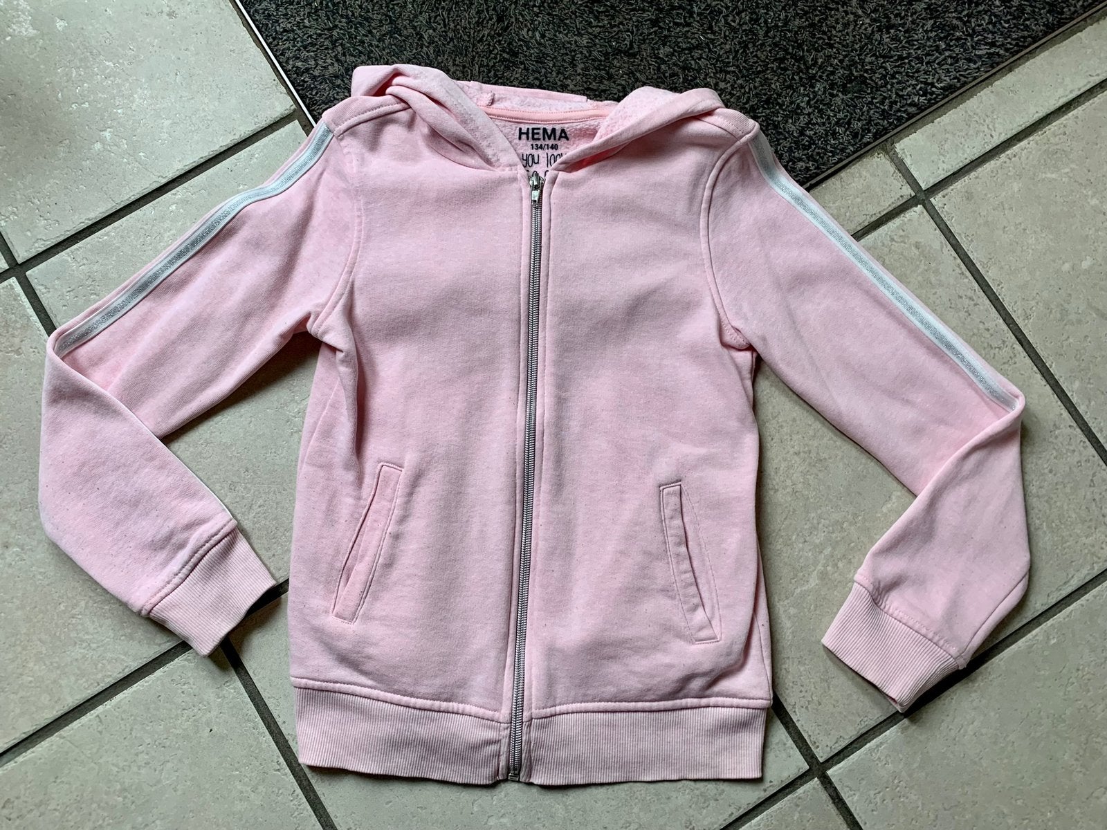 TE KOOP: sportief vest met capuchon van Hema maat 134/140, Ophalen of Verzenden, Zo goed als nieuw, Meisje, Trui of Vest
