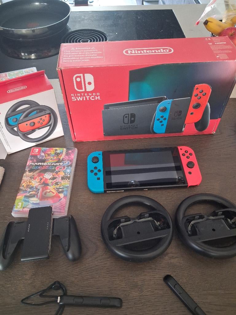 Nintendo Switch + Mario Kart 8 Deluxe + stuurwielen, Ophalen, Gebruikt, Racen en Vliegen, 3 spelers of meer