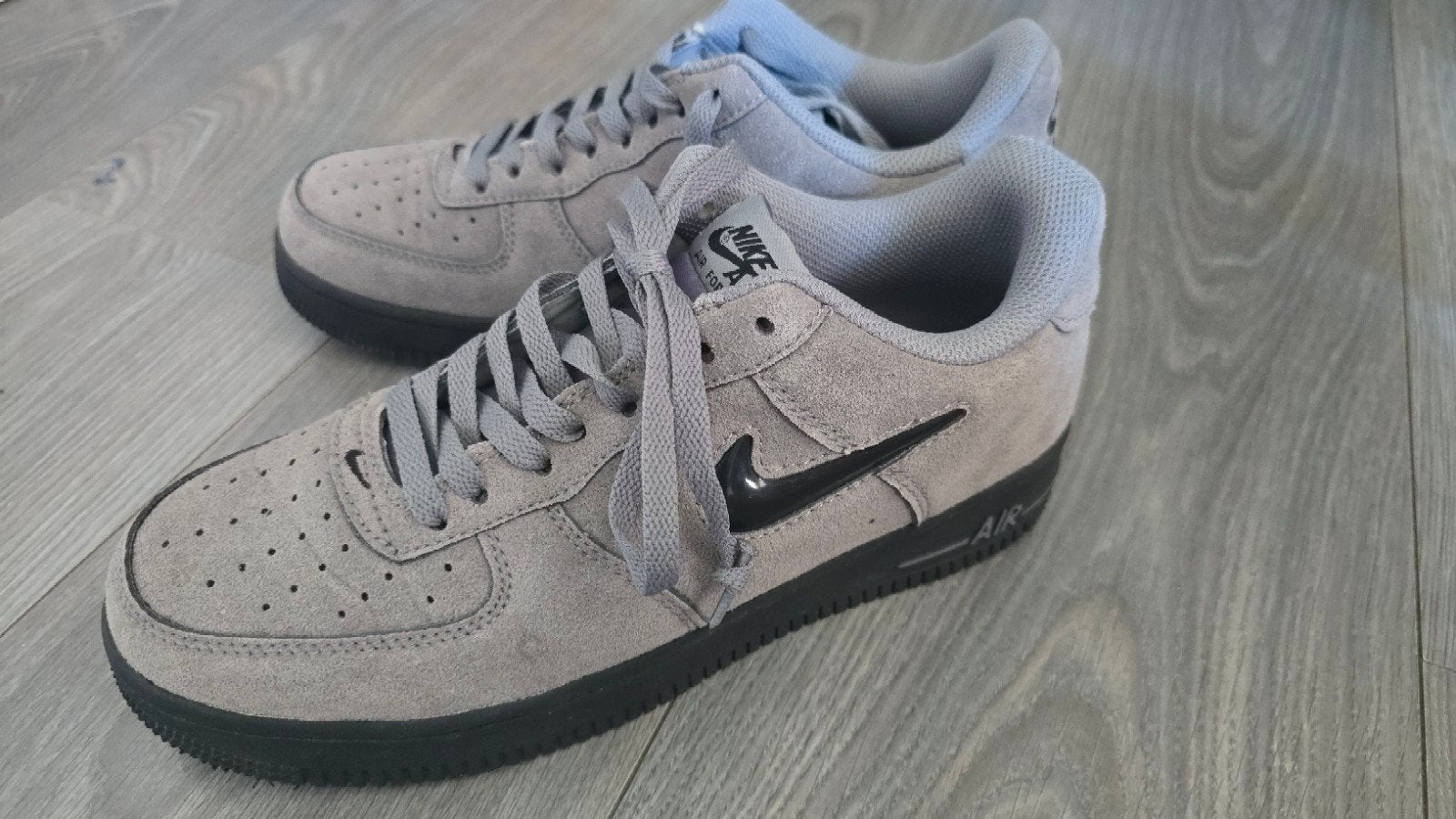 Nike Air Force 1 Sneakers - Grijs Suede, Overige kleuren, Nike Air, Nieuw, Ophalen of Verzenden