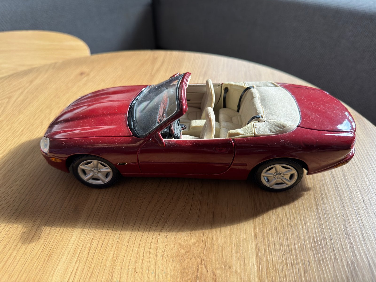 Jaguar XK8 Cabriolet schaalmodel 1:18 - Bordeauxrood, Ophalen of Verzenden, Gebruikt, Auto, Maisto