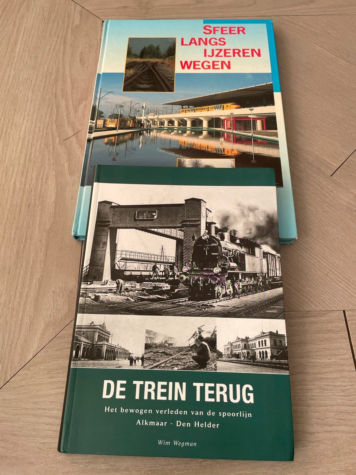 2 boeken over treinen en spoorwegen - Sfeer en De Trein Teru, Boeken, Ophalen of Verzenden, Gelezen, Trein