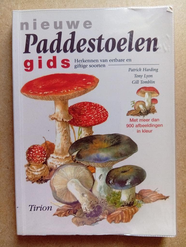 Nieuwe paddestoelen gids - Patrick Harding, Tony Lyon, Gelezen, Diverse auteurs, Ophalen of Verzenden, Overige onderwerpen