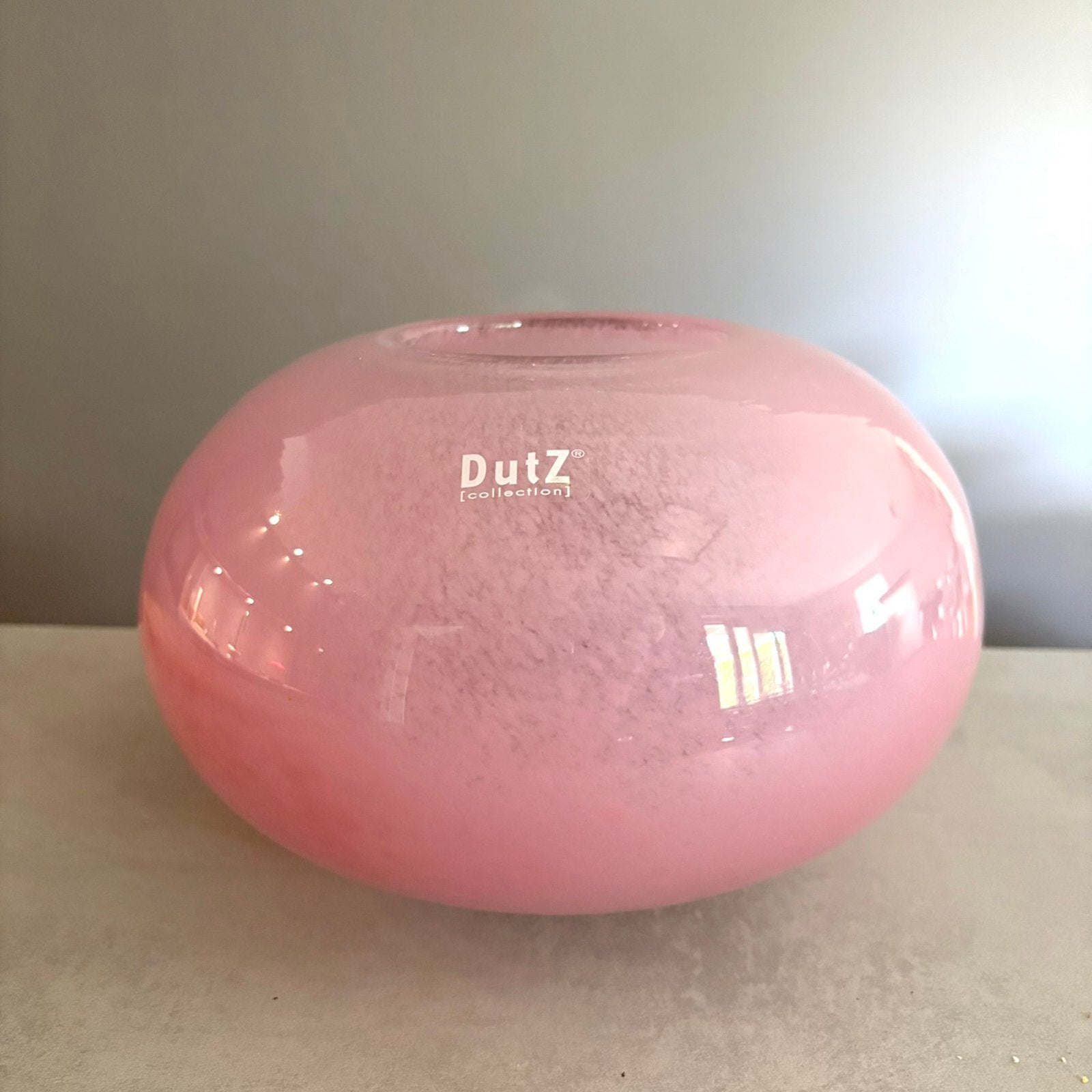 Mondgeblazen brede glazen bolvaas van de DutZ Collection, Huis en Inrichting, Woonaccessoires | Vazen, Ophalen of Verzenden, Zo goed als nieuw