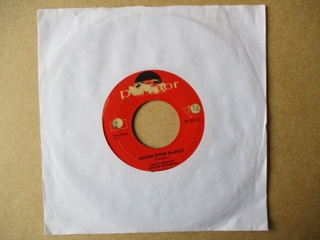 s2897 bert kaempfert - moon over naples, Cd's en Dvd's, Ophalen, Gebruikt, Overige genres, 7 inch
