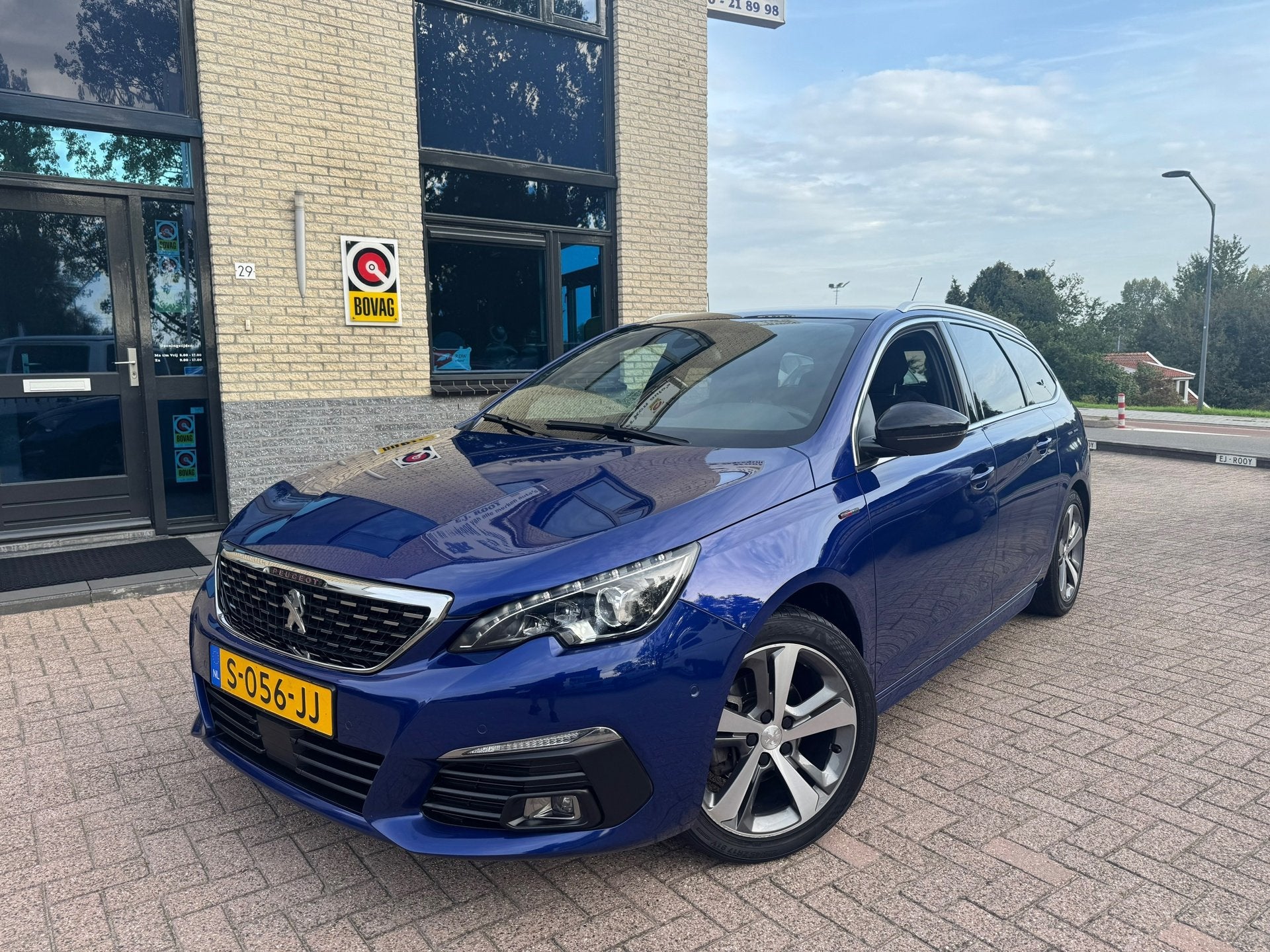 Peugeot 308 SW 1.2 PureTech GT-line-pano-trekhaak-carplay, Auto's, Voorwielaandrijving, Dealer onderhouden, Gebruikt, Euro 6