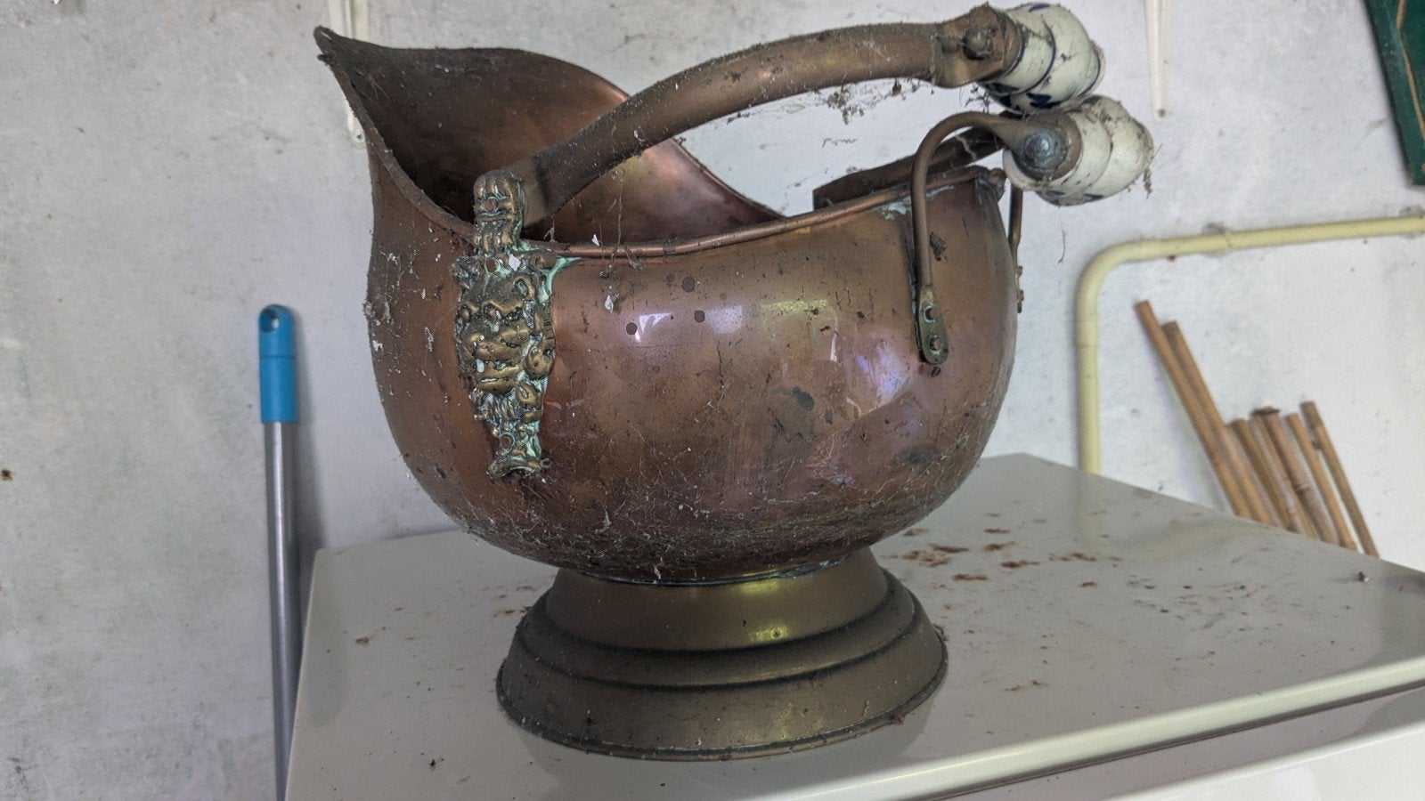 Antieke Koperen Kolenkit met Porseleinen Handvatten, Ophalen of Verzenden
