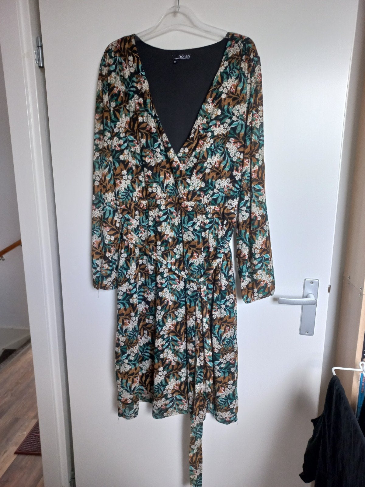 Norah herfstjurk bloemenprint bruin zeegroen wit Maat 44, Kleding | Dames, Jurken, Bruin, Maat 42/44 (L), Ophalen of Verzenden