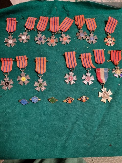 speldjes avond vierdaagse kruisjes, Verzamelen, Speldjes, Pins en Buttons, Ophalen of Verzenden, 'T Olde Gre-j, Info@toldegrej.nl