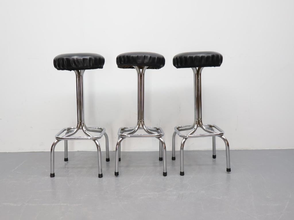 Set van 3 vintage barkrukken | Buisframe | Zwart skai, Huis en Inrichting, Barkrukken, Gebruikt, 60 tot 90 cm, Leer, Metaal, 3 krukken