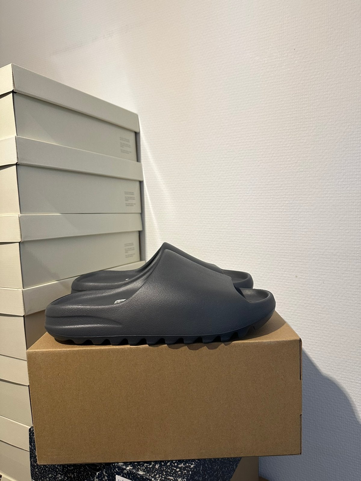 Yeezy Slide "Slate Grey" 47, Kleding | Heren, Zwart, Nieuw, Ophalen of Verzenden, Sneakers of Gympen