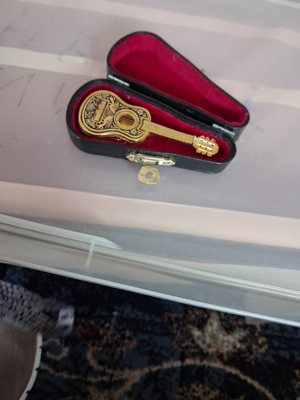 Mini gitaar in koffer - decoratie of verzamelobject, Ophalen of Verzenden, Zo goed als nieuw