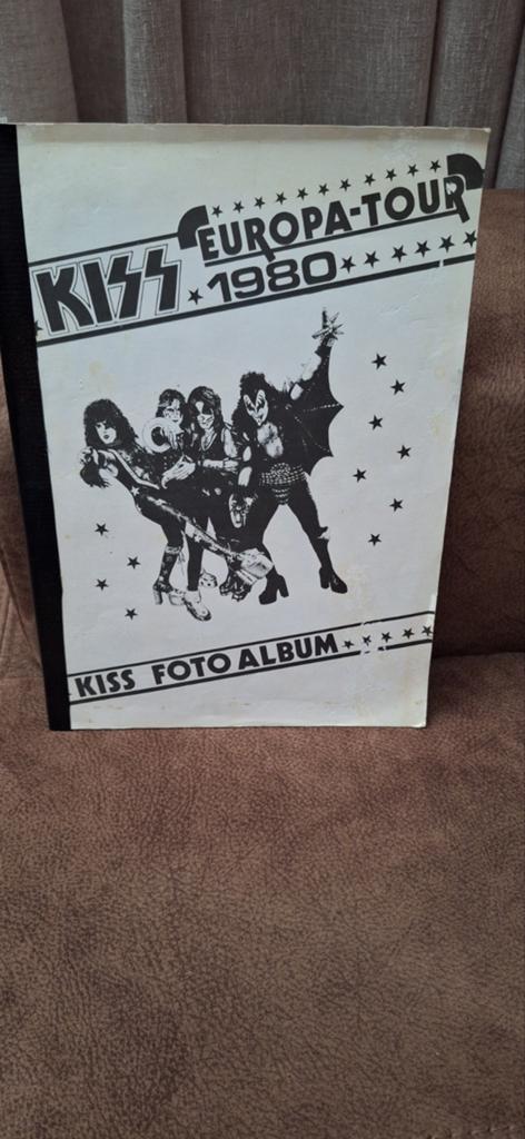 Kiss-europa tour 1980 foto album, Verzamelen, Muziek, Artiesten en Beroemdheden, Verzenden, Boek, Tijdschrift of Artikel