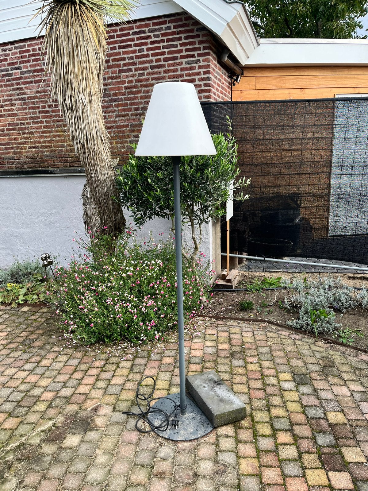 Grote staande buitenlamp met witte kap, Gebruikt, Metaal, 150 tot 200 cm, E27 (groot)