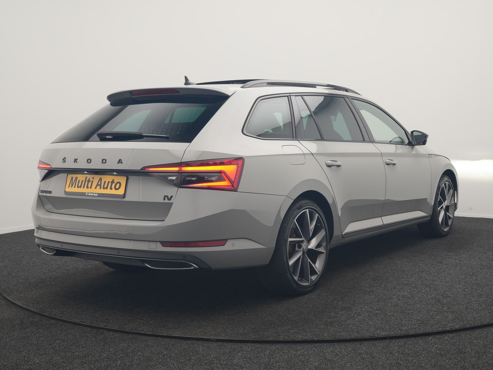 Skoda Superb Combi 1.4 TSI iV Sportline Business PHEV 218pk, Auto's, Dealer onderhouden, Gebruikt, Zwart, 4 cilinders