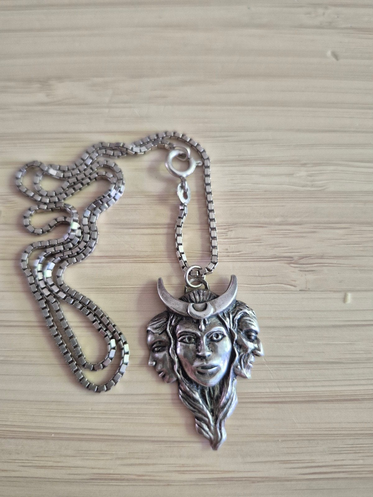 Wicca Triple Godin Hekate Crone Hanger Zilveren Ketting, Gebruikt, Overige voorstellingen, Ophalen of Verzenden, Zilver