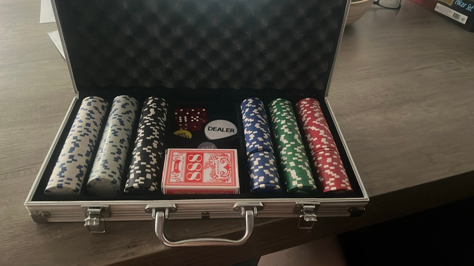 Complete Pokerset in Luxe Koffer - Ideaal voor Spelavonden, Drie of vier spelers, Ophalen, Zo goed als nieuw