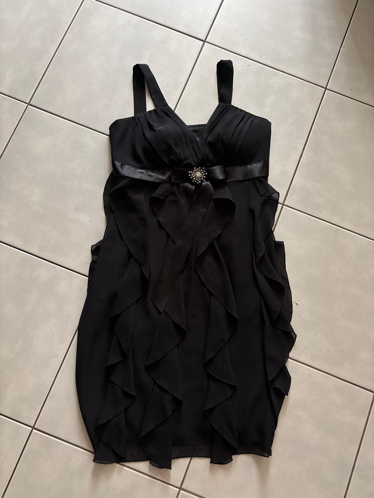 Zwarte cocktailjurk Jake’s  met strik en broche - Maat M, Maat 38/40 (M), Verzenden, Zwart, Gedragen