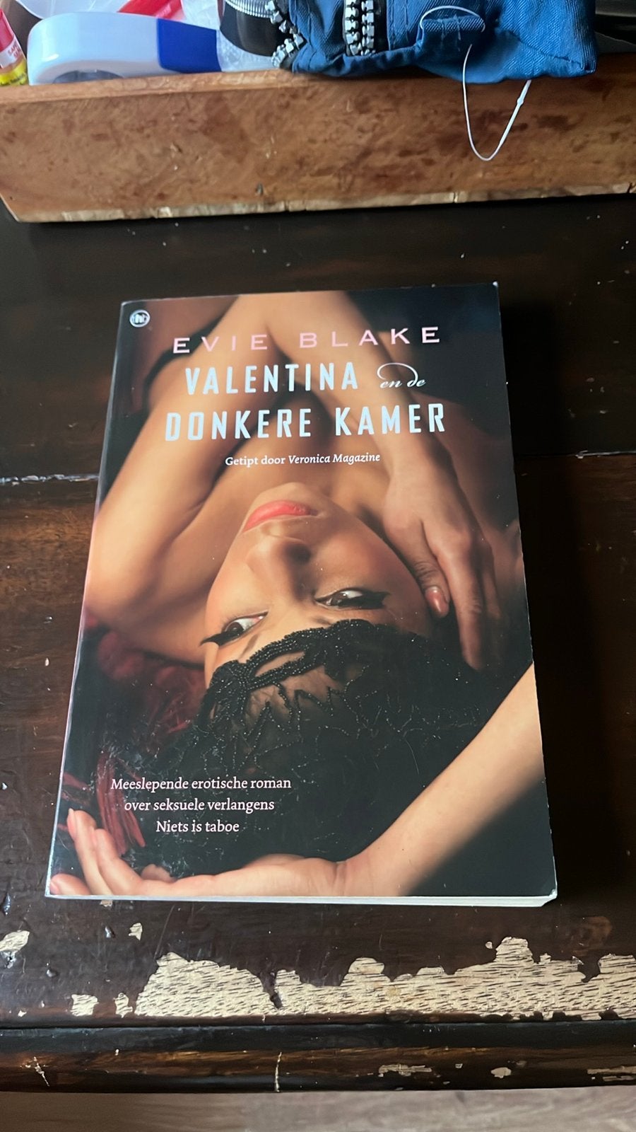 Valentina en de Donkere Kamer - Evie Blake, Boeken, Ophalen of Verzenden, Gelezen, Nederland