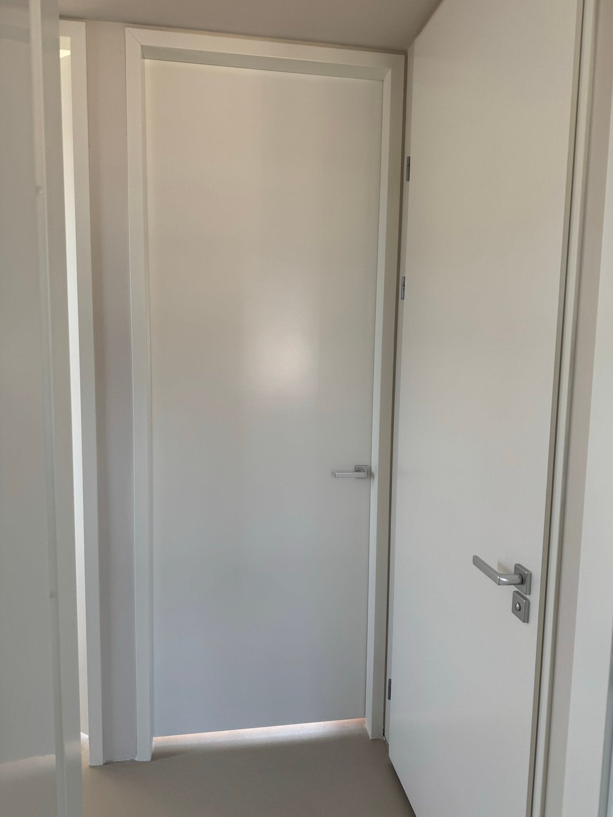 Witte plafondhoge binnendeur met modern beslag met kozijn, Ophalen, 80 tot 100 cm, 215 cm of meer, Binnendeur
