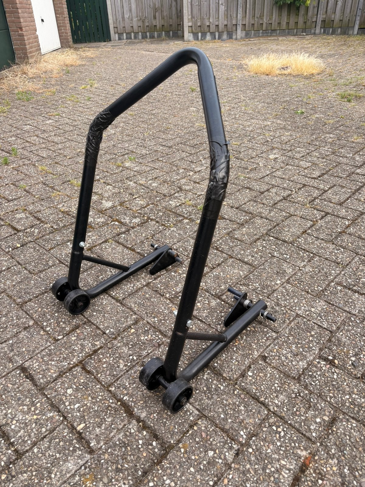 Paddock stand (motor standaard), Ophalen