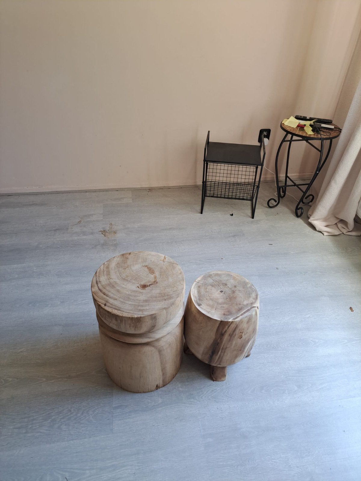 Set van 2 massief houten bijzettafels/krukjes, Ophalen, Zo goed als nieuw, Hout